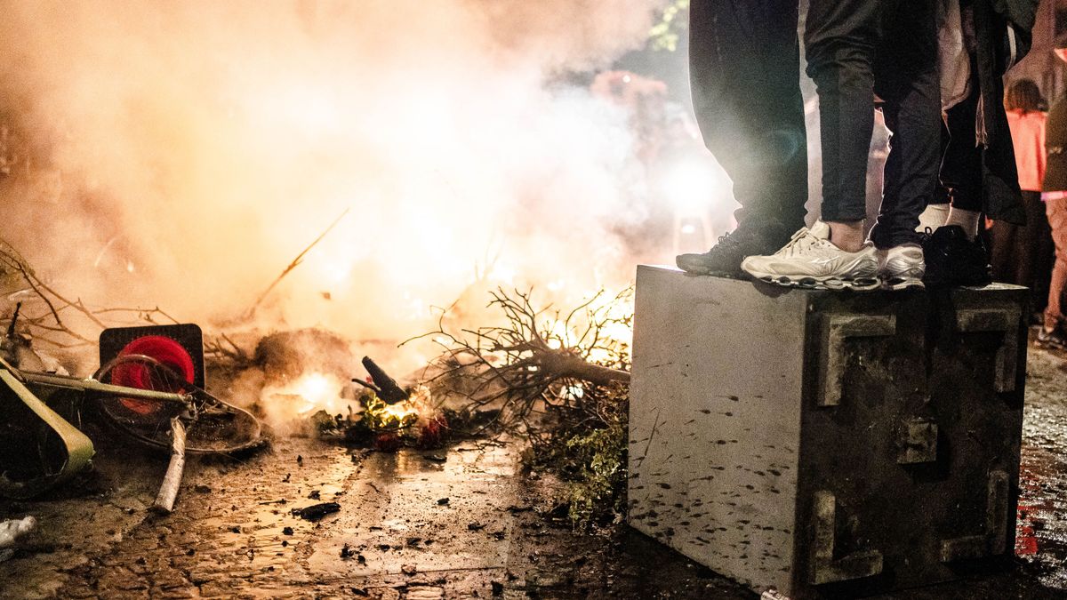 Svédország „megirigyelte” a migránsok párizsi tombolását