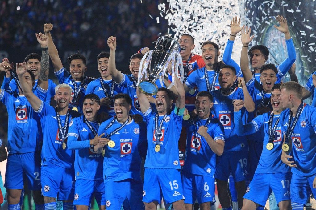 A Cruz Azul 2014 óta először, összességében hetedszer nyerte meg a CONCACAF-térség BL-döntőjét, Cruz Azul's Uruguayan midfielder #15 Ignacio Rivero lifts the trophy next to teammates after winning the CONCACAF Champions Cup final football match between Mexico's Cruz Azul and Canada's Vancouver Whitecaps at the Olimpico Universitario Stadium in Mexico City on June 1, 2025. (Photo by Victor Cruz / AFP)