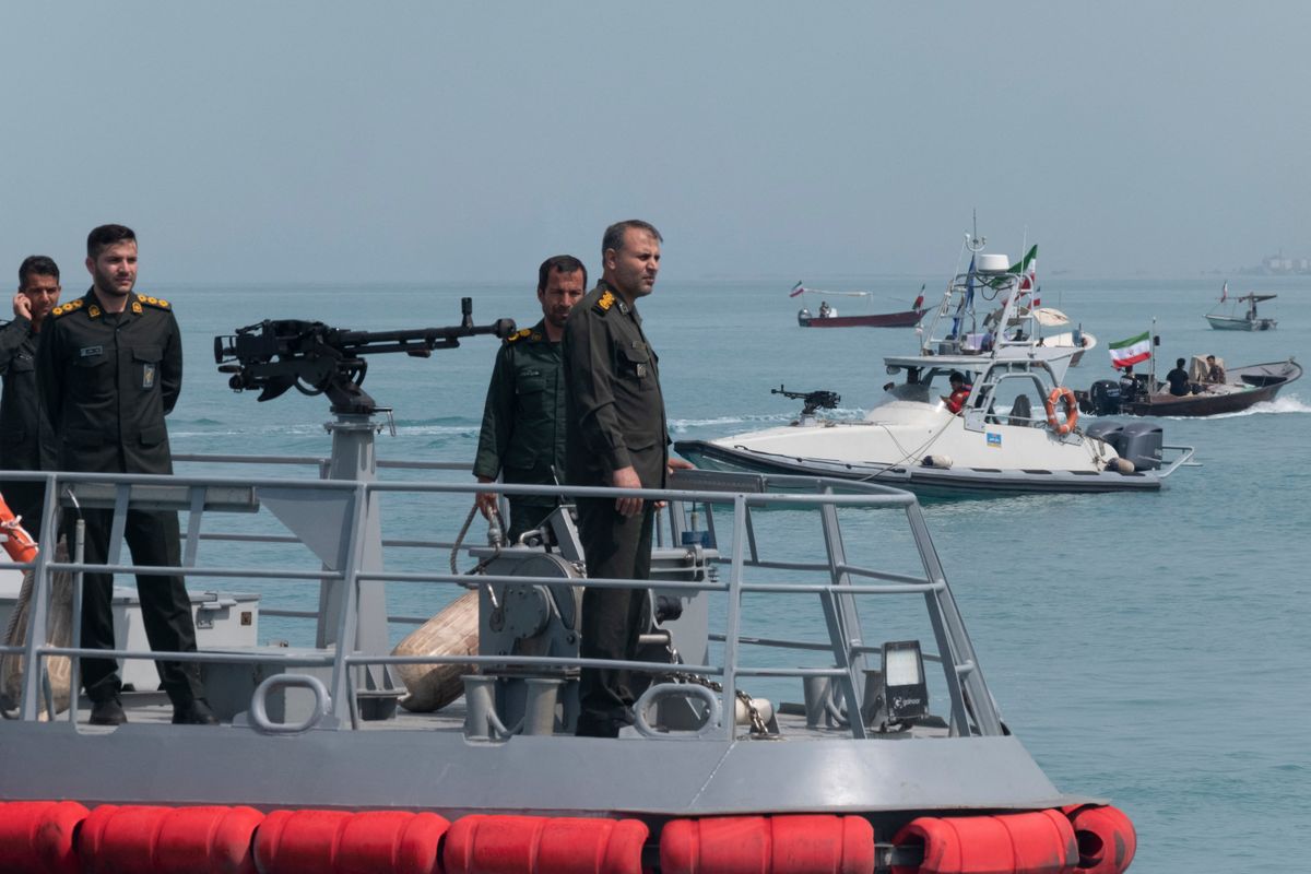 Irán kész lezárni a Hormuzi-szorost az amerikai bombázás után.