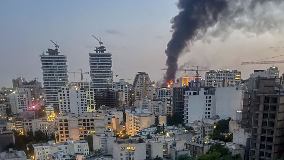 Izrael az iráni állami televízió épületét támadta + videók