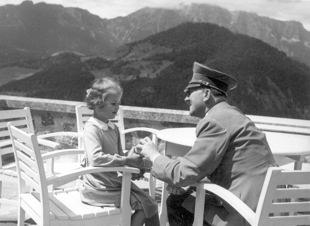 Adolf Hitler with a little girl on the terrace of Haus Wachenfel