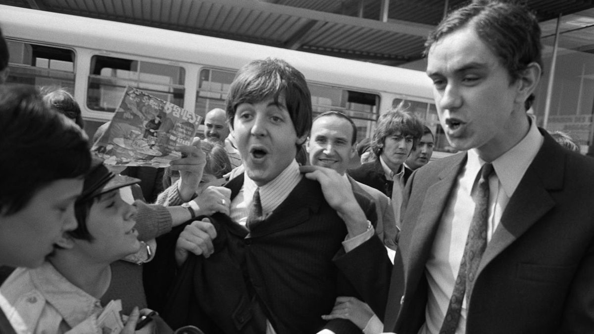 A Beatles fodrásza az egri múzeumban járt, izgalmas sztorikat osztott meg a gombafejűekről