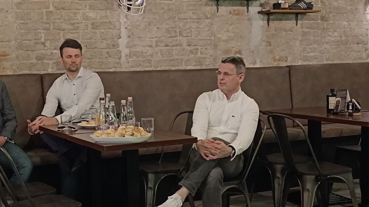 A Szerencsejáték Zrt. sportfogadási vezetője Horváth Zoltán volt a kerekasztal-beszélgetés házigazdája.