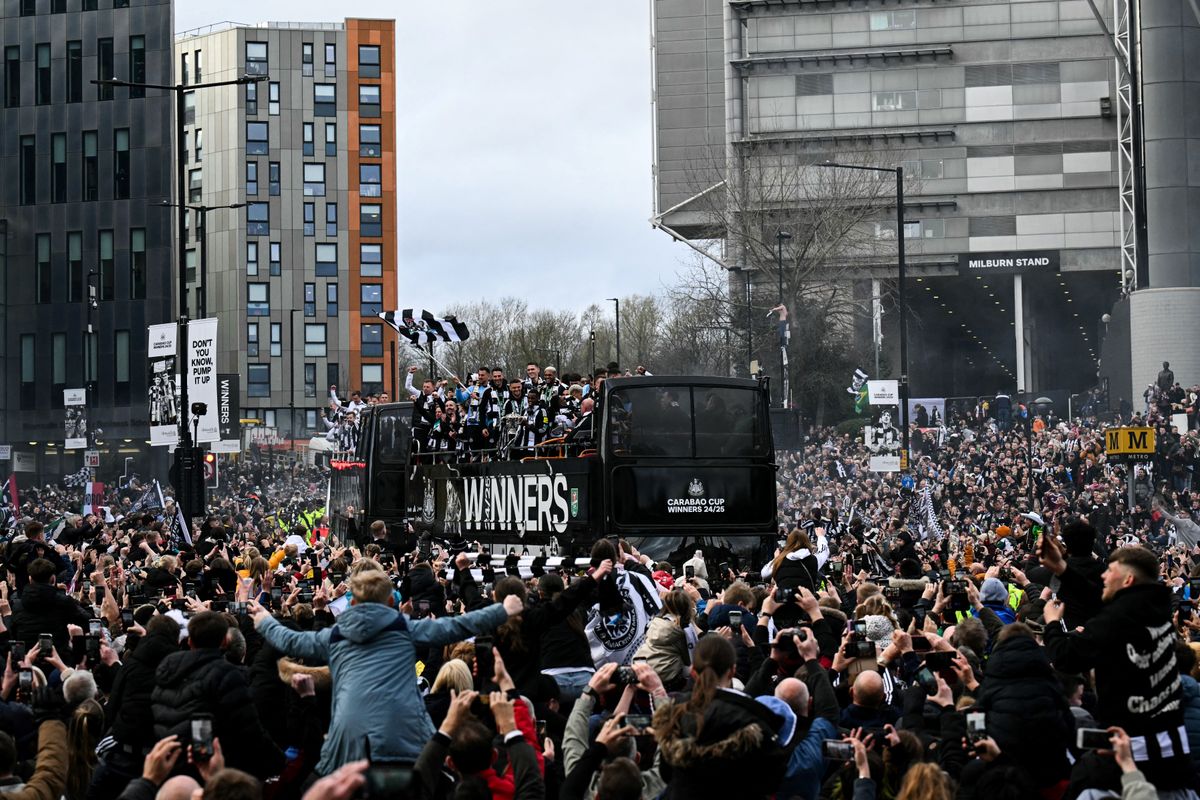 Nem mindennapi látvány: a Newcastle United trófeát nyert