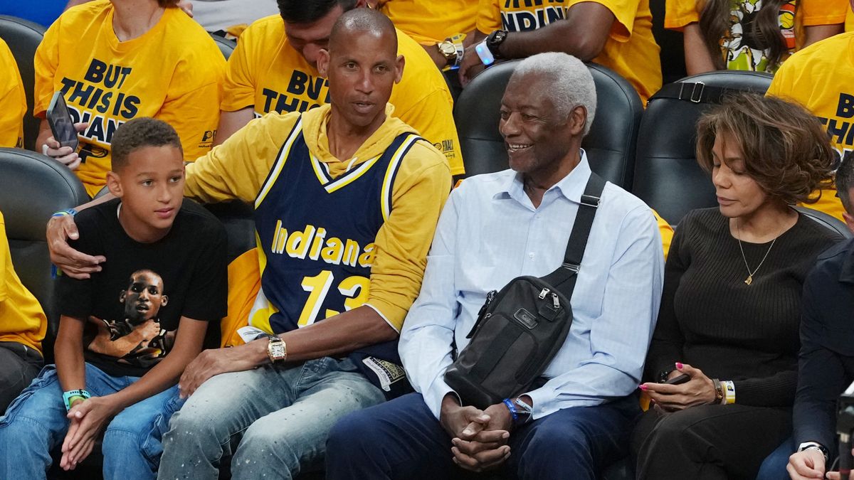 Reggie Miller (mezben) és Oscar Robertson az NBA legendái az Indiana Pacers meccsén.