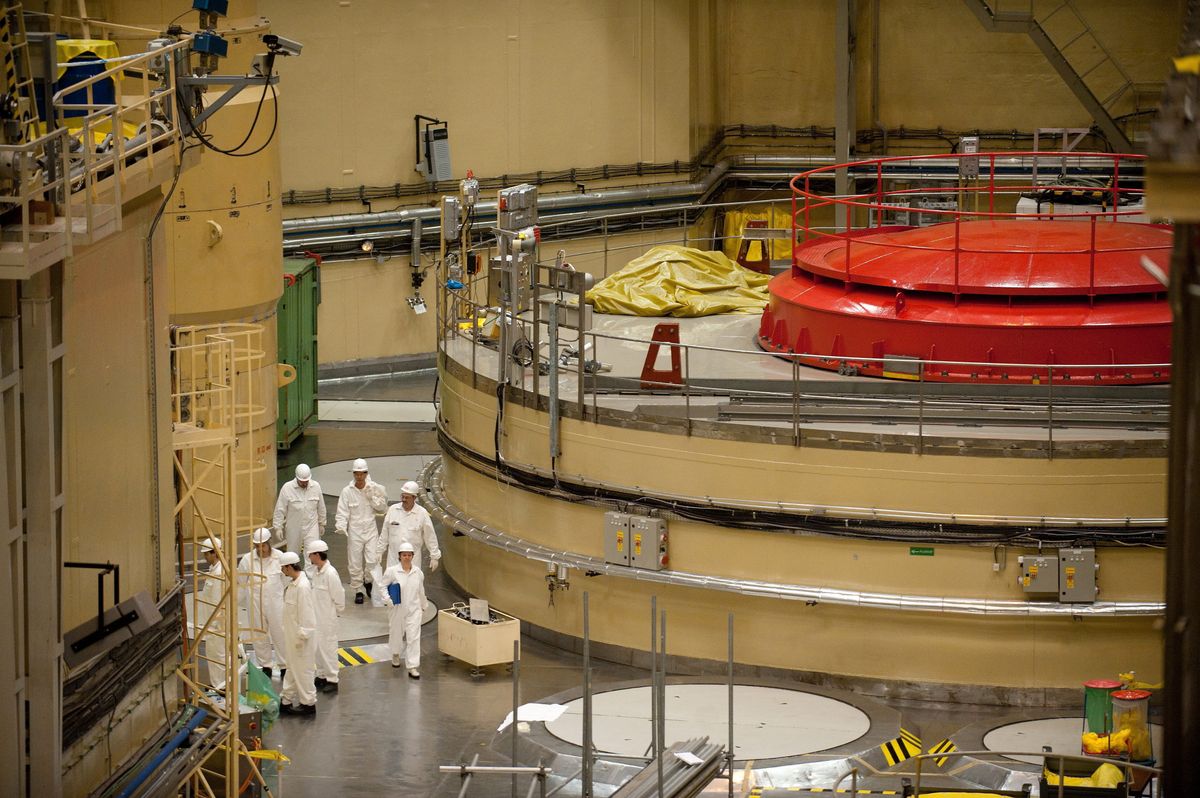 Paks, 2011. március 7.
A Nemzetközi Atomenergia Ügynökség továbbképzésen részt vevõ munkatársai tanulmányozzák az atomerõmû I-es blokkját. Az 1982 és 1987 között üzembe helyezett négy reaktorblokk 30 évre szóló üzemeltetési engedélyei az elkövetkezendõ években sorra lejárnak. A további 20 évig való mûködtetéséhez az I-es blokk esetében már idén kezdeményezni kell az üzemeltetési engedély megújítását. A távlati tervekben szerepel az atomerõmû bõvítése, amelynek keretében két új blokk megépítésére 2012 elején írják ki a tendert, a kiértékelése pedig 2013 elsõ felében várható. Az V. blokk üzembe helyezését 2020 után, a VI-ét 2025 utánra datálják, tervezett üzemidejük 60 év lenne. Így a paksi atomerõmû az ország villamosenergia-igényének 40-50 százalékát tudná biztosítani. A felvétel 2011. február 15-én készült.
MTI Fotó: Koszticsák Szilárd