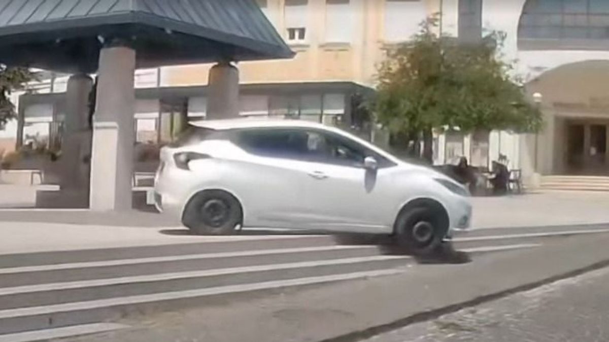 Szemrebbenés nélkül hajtott le Keszthely főterének lépcsőjén egy sofőr