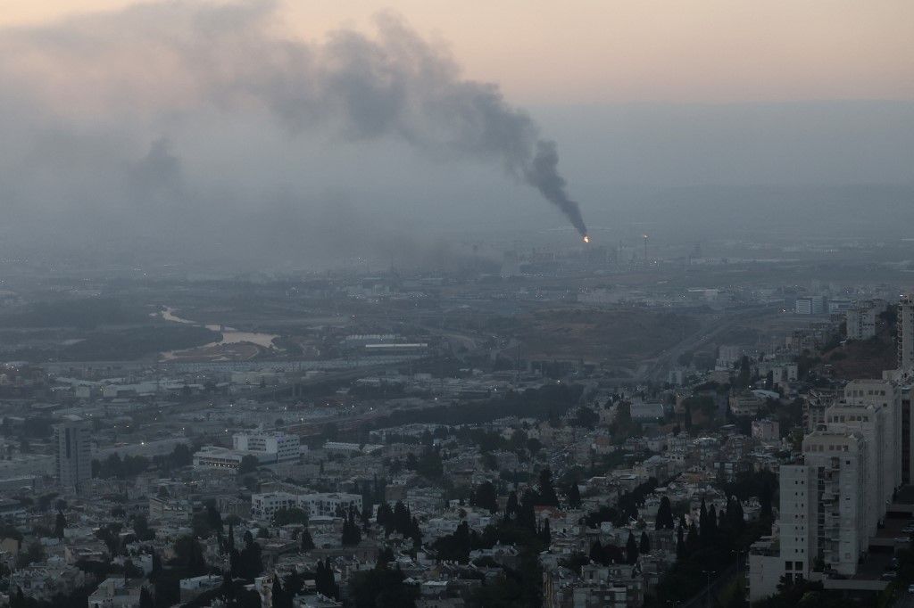 Füst gomolyog egy helyszínről, amelyet az iráni rakétatámadás ért 2025. június 16-án kora reggel Haifa városában (Fotó: AHMAD GHARABLI / AFP)