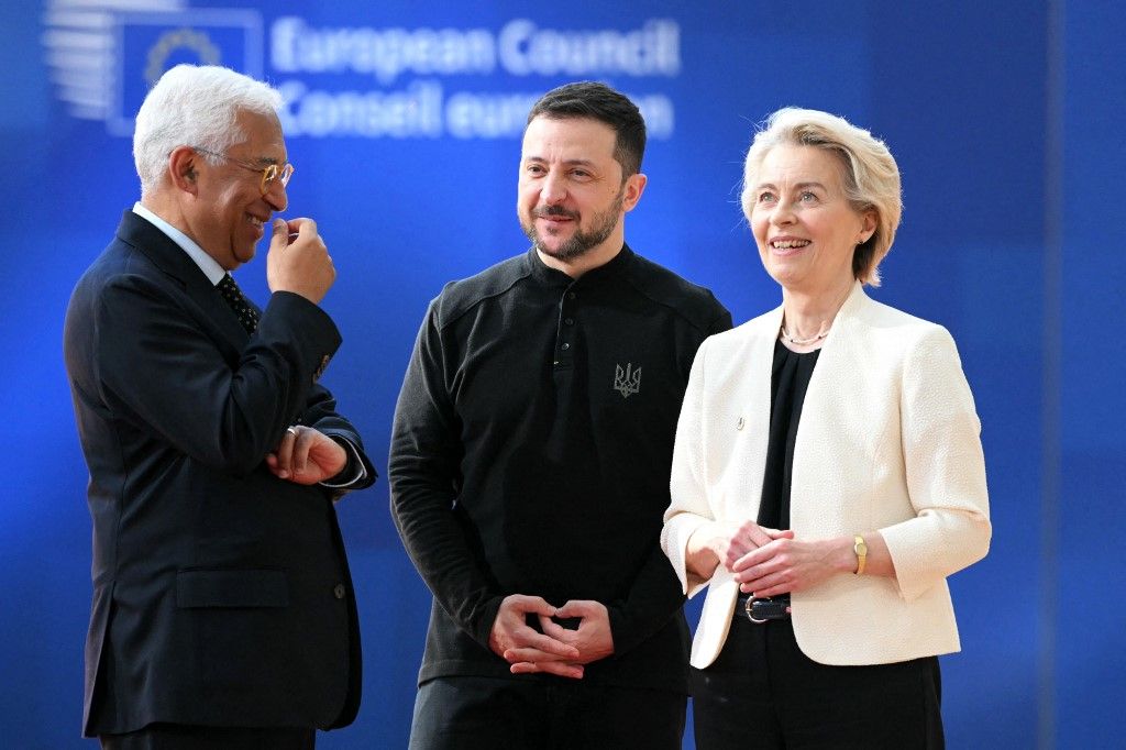 Antonio Costa, az Európai Tanács elnöke (balra) és Ursula von der Leyen, az Európai Bizottság elnöke (jobbra) üdvözli Volodimir Zelenszkij ukrán elnököt