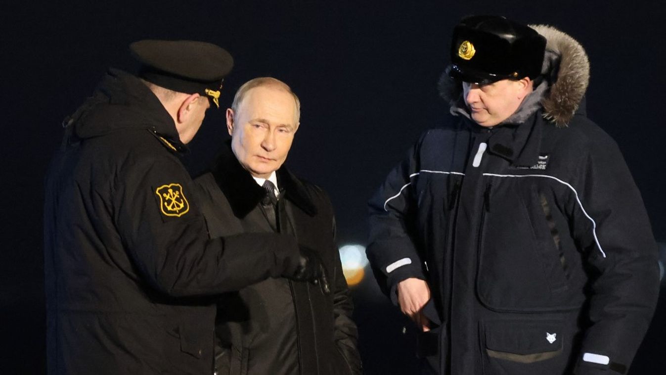 Vlagyimir Putyin orosz elnök látogatást tesz az orosz nukleáris meghajtású tengeralattjárónál (Fotó: AFP)
