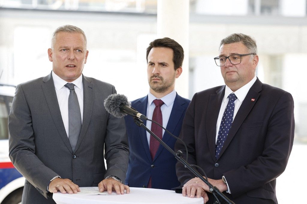 ABD0113_20250610 - Press conference following an attack that left ten people dead at a school in Graz, Austria, on Tuesday, 10 June 2025.  ZU APA0220 VOM 10.6.2025 - ( (from left)   Der steirische Landeshauptmann Mario Kunasek (FPÖ),  Minister of Education  Christoph Wiederkehr (NEOS) and  state secretary  Jörg Leichtfried (SPÖ)  - FOTO: APA/ERWIN SCHERIAU - 20250610_PD6137 (Photo by ERWIN SCHERIAU / APA-PictureDesk via AFP)