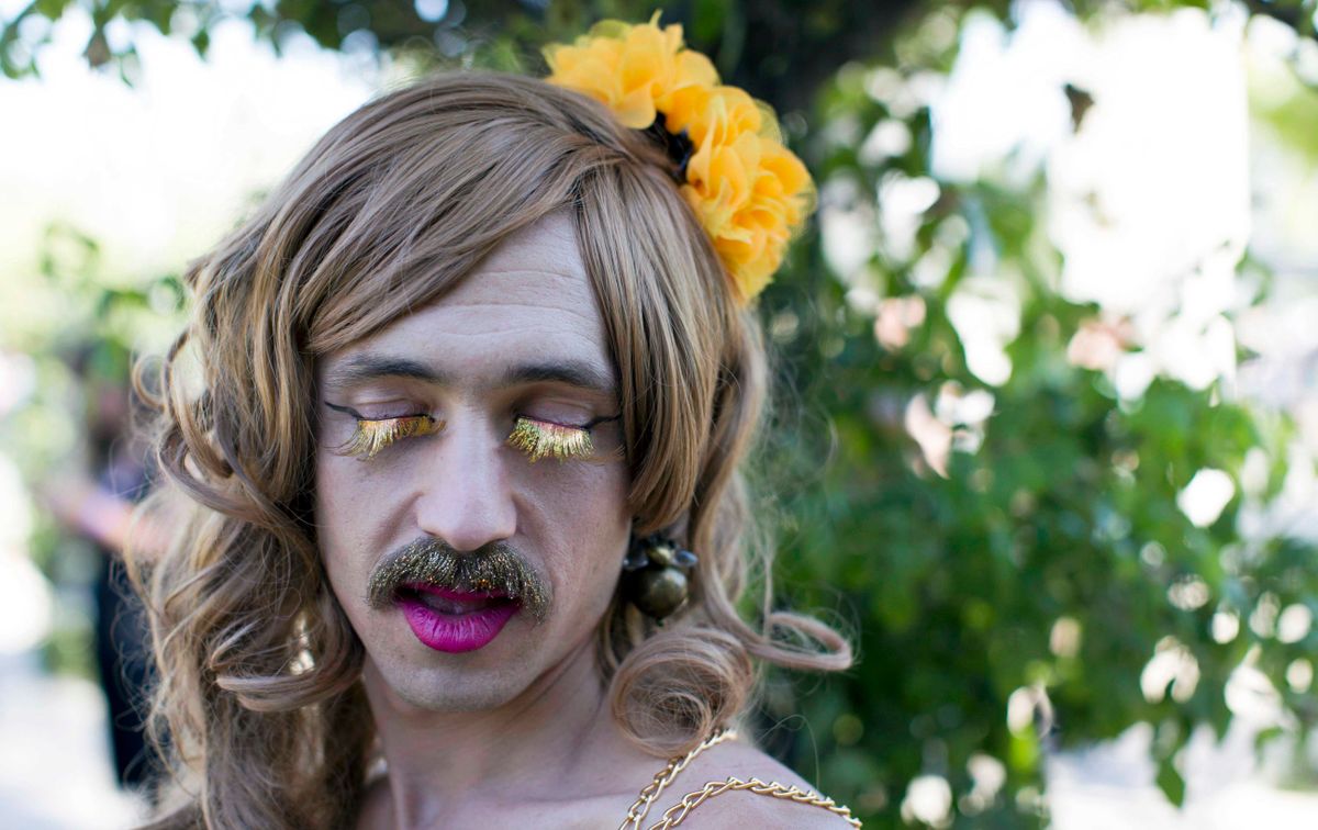 Jelmezes résztvevő az évenként rendezett jeruzsálemi Gay Pride melegfelvonuláson (MTI/EPA/Abir Szultan)