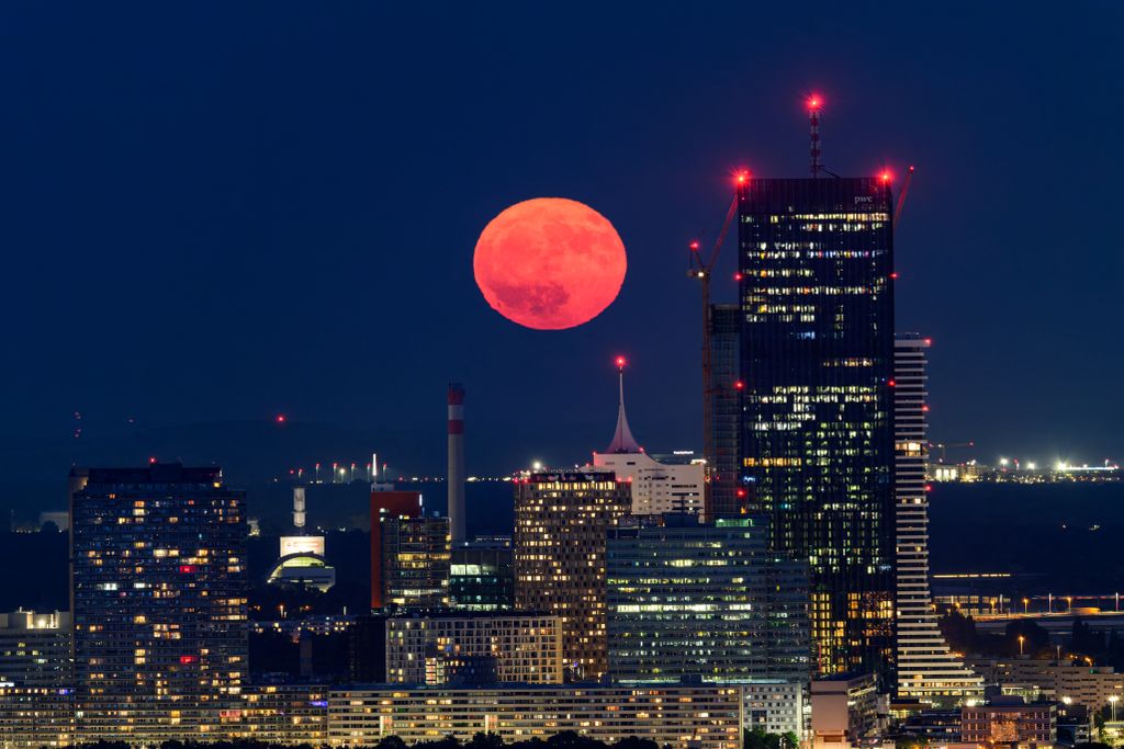 Bécsben hatalmasnak látszott a Stawberry Moon