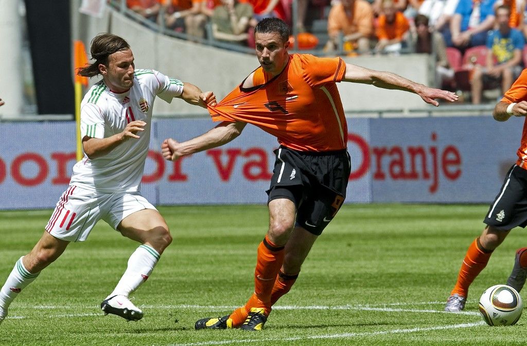 Magyarország, Hollandia, Netherland's Robin van Persie (R) holds off Hungary's Szabolcs Huszti on June 5, 2010 during a friendly football match in Amsterdam prior to the FIFA 2010 World Cup in South Africa.
AFP PHOTO/ANP/TOUSSAINT KLUITERS
netherlands out - belgium out (Photo by TOUSSAINT KLUITERS / ANP / AFP)