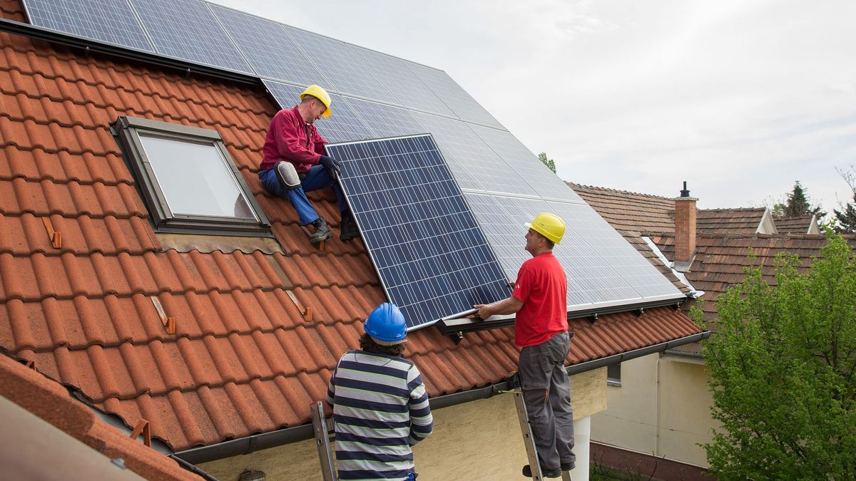 20160419
Napelem rendszer kiĂ©pĂtĂ©sĂ©n dolgoznak a szakemberek egy gyáli családi háznál 2016.04.14-Ă©n.
napenergia megĂşjĂşlĂł energia elmű hálĂłzatra visszatáplálĂł napelemes rendszer állami támogatás energetikai rendszer koszerűsĂtĂ©se családi ház fűtĂ©s hűtĂ©s szakmunkás munka