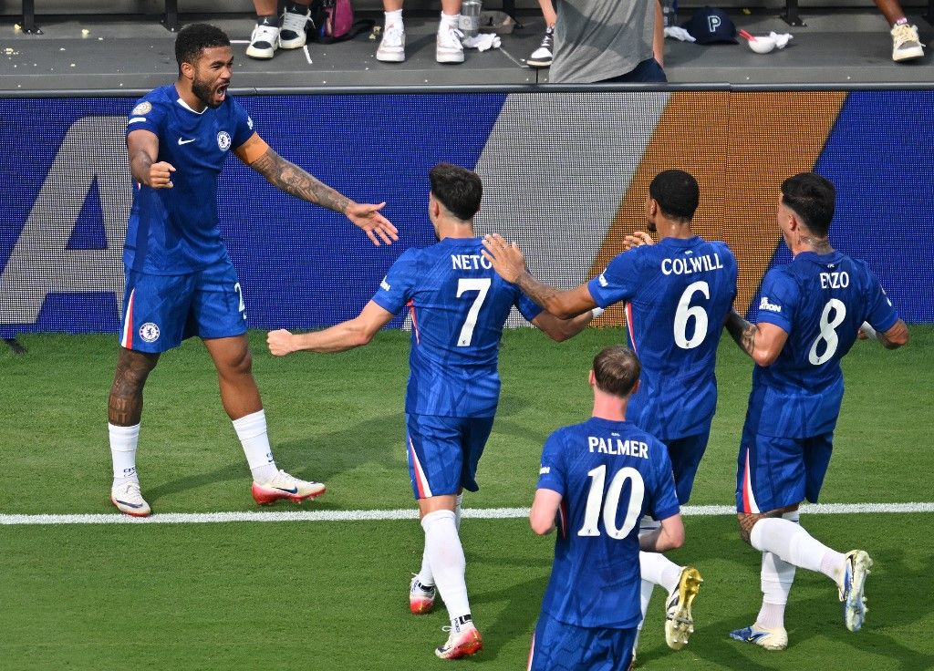klub-vb, klubvilágbajnokság, Chelsea, Benfica, nyolcaddöntő, Chelsea's English defender #24 Reece James (L) celebrates with teammates after scoring his team's first goal during the FIFA Club World Cup 2025 round of 16 football match between Portugal's Benfica and England's Chelsea at the Bank of America Stadium in Charlotte on June 28, 2025. (Photo by ANGELA WEISS / AFP)