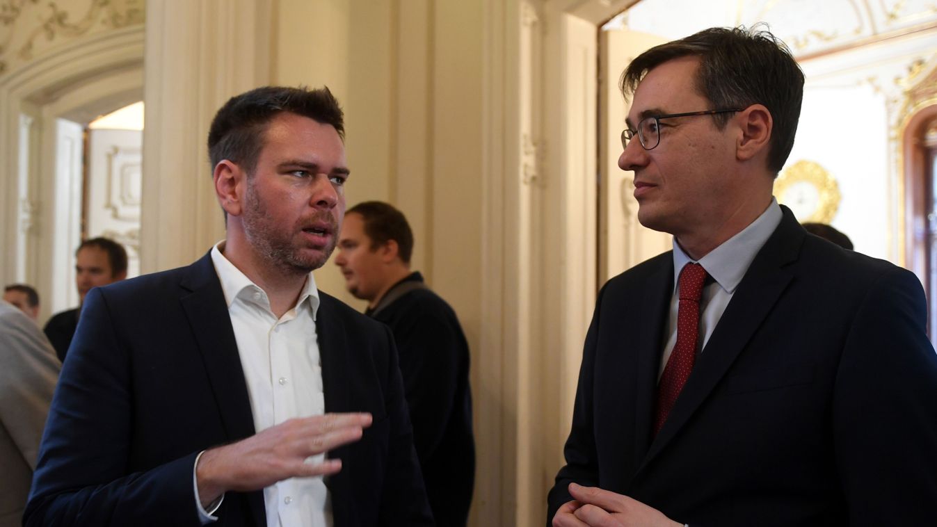 Budapest, 2024. november 15.
Vitézy Dávid, a Fővárosi Közgyűlés tagja, a Podmaniczky Mozgalom frakcióvezetője (b) és Karácsony Gergely főpolgármester a főváros napja, Budapest egyesítésének 151. évfordulója alkalmából tartott ünnepségen, amelyen díszpolgá