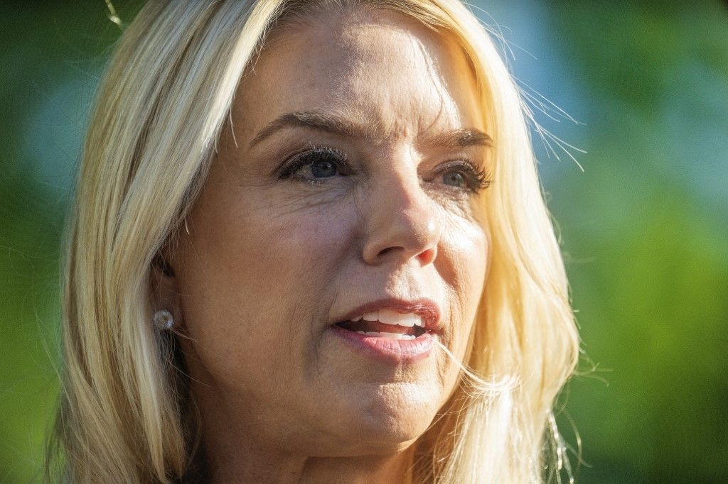 Pam Bondi igazságügyi miniszter szerint azonosították a köveket dobáló férfit