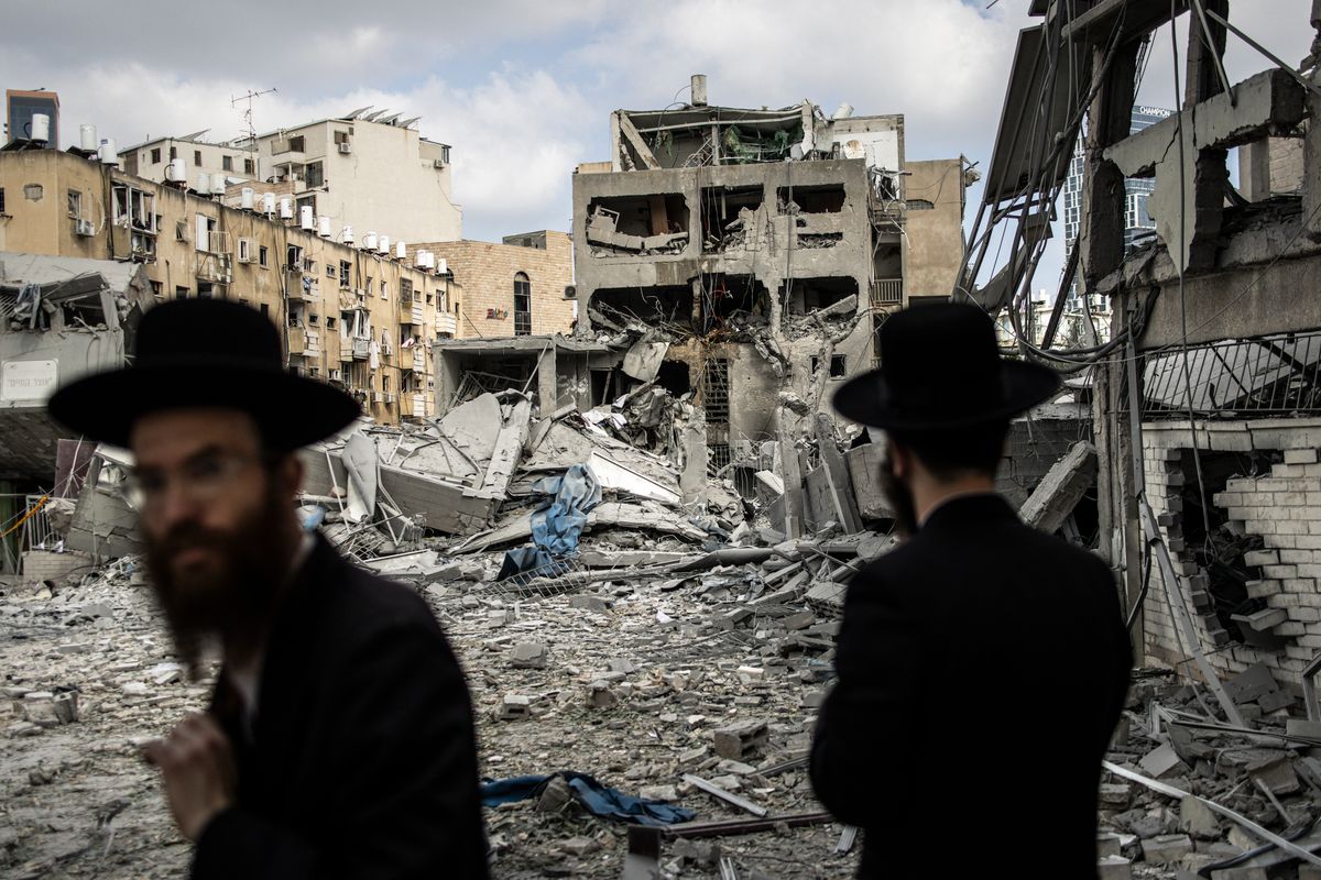 Tel Aviv egy iráni támadás után. Szijjártó Péter azt közölte, több evakuációs művelet is folyamatban van a Közel-Keleten a magyar állampolgárok kimenekítése érdekében
