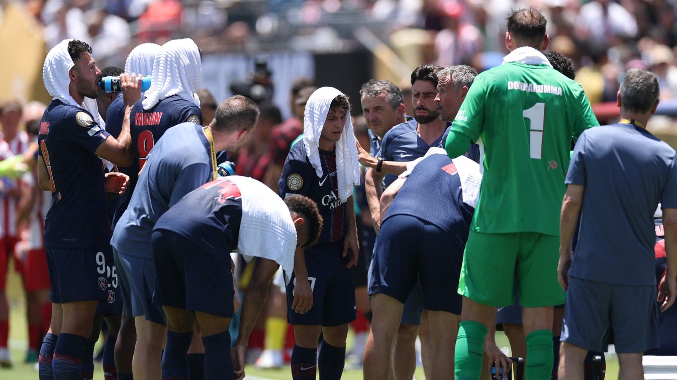 A Paris Saint-Germain játékosai küzdenek a nagy meleggel a klubvilágbajnokságon