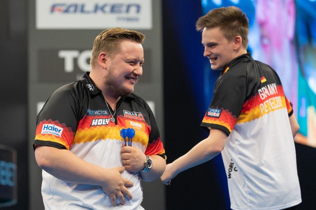 Martin Schindler, Ricardo Pietreczko, csapatvilágbajnokság, darts, World Cup of Darts, 13 June 2025, Hesse, Frankfurt am Main: Darts: World Team Championship, preliminary round, Germany - Singapore. Martin Schindler (l) and Ricardo Pietreczko are happy. The German duo won the match 4:0 (to dpa: "German duo in the round of 16 - now against England") Photo: Jürgen Kessler/dpa (Photo by Jürgen Kessler / dpa Picture-Alliance via AFP)