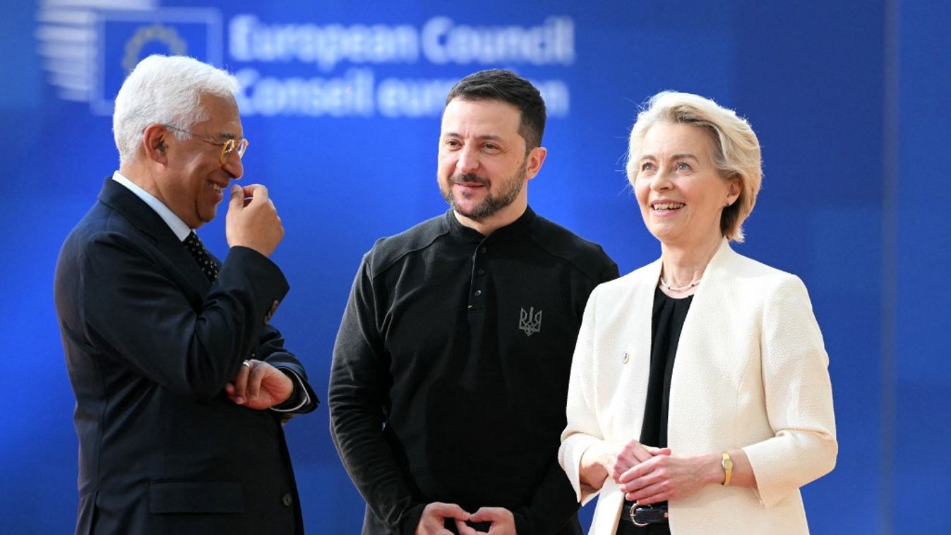 Antonio Costa, az Európai Tanács elnöke (balra) és Ursula von der Leyen, az Európai Bizottság elnöke (jobbra) üdvözli Volodimir Zelenszkij ukrán elnököt (Fotó: AFP)