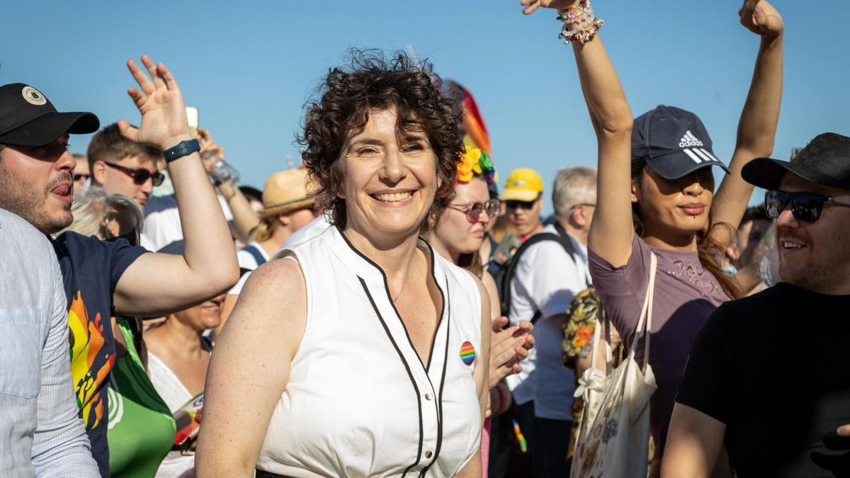 Dobrev Klára őrangyalként lebeg a pride-osok felett, beszólt Orbán Viktornak