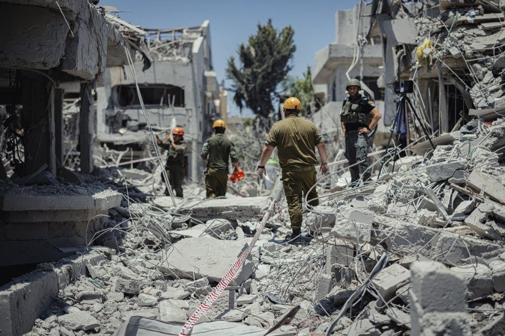 Iráni rakéta talált el egy lakóépületet az izraeli Rishon LeZionban 2025. június 14-én Fotó: AFP