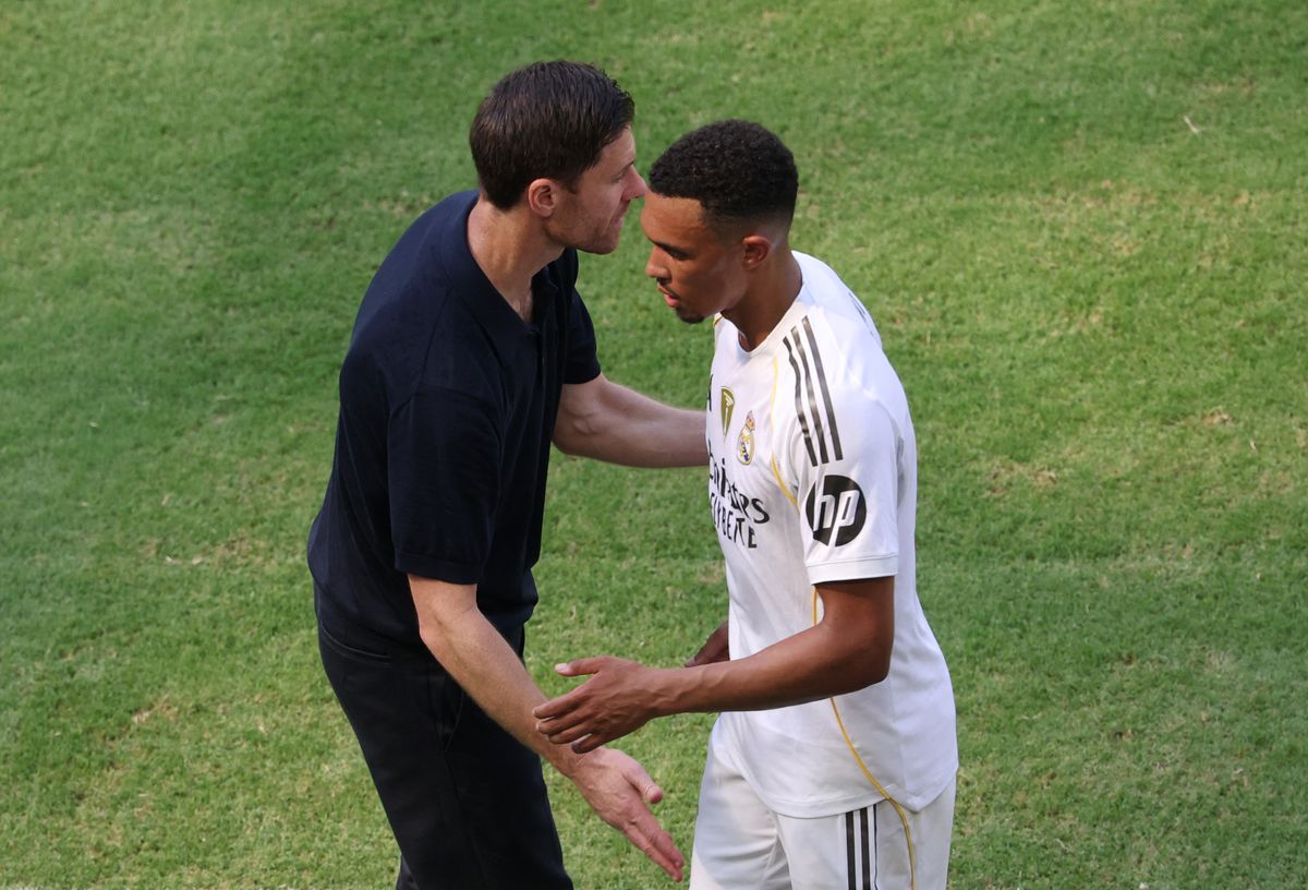 Xabi Alonso bő egy órát adott Trent Alexander-Arnoldnak