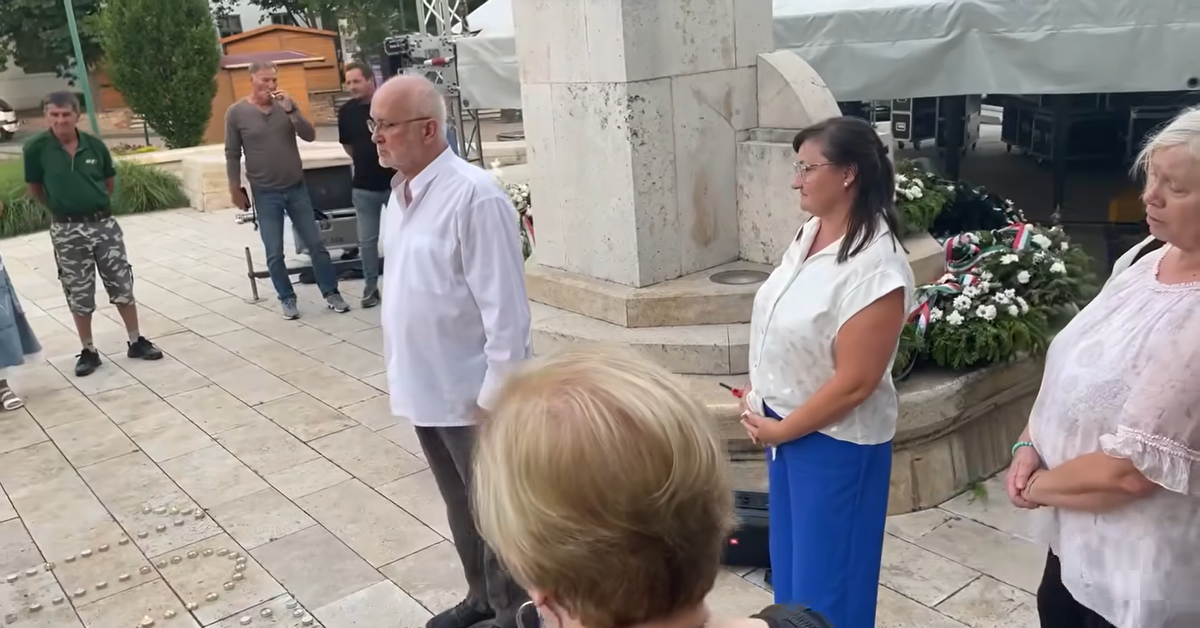 Rágyújtott egy cigarettár a Tisza párt szimpatizánsa a Szózat alatt (Forrás: Képernyőkép/Facebook)