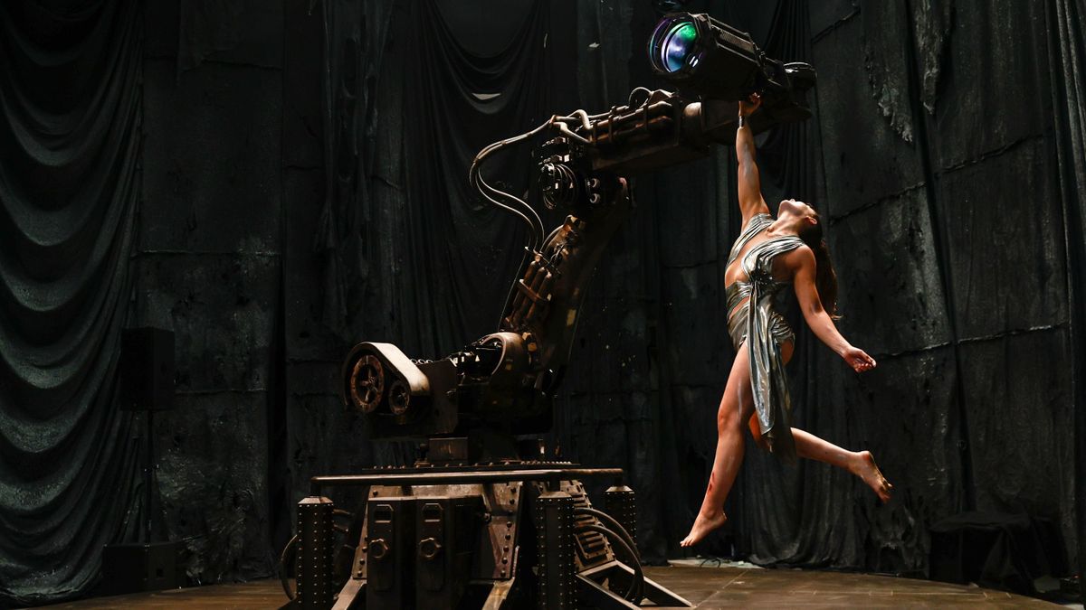 Ötméteres robot táncol az artistákkal a Walk My World című előadásban