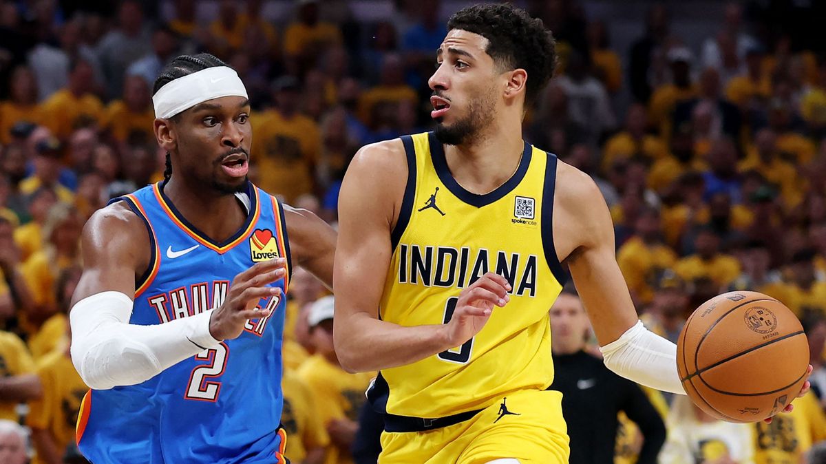 Tyese Haliburton (labdával) az Oklahoma City Thunder sztárját, Shai Gilgeous-Alexandert akarja becsapni az NBA-döntőjében.