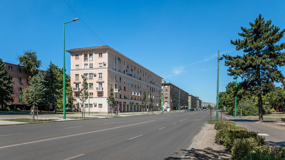Nagyon csúnyán beszakadt az út a szemétszállító alatt Dunaújvárosban + fotó