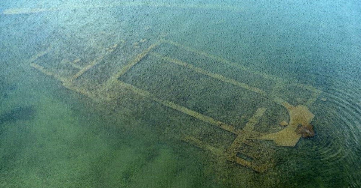 A bazilika romjának kontúrjai jól kirajzolódnak az Iznik-tó sekély vízében