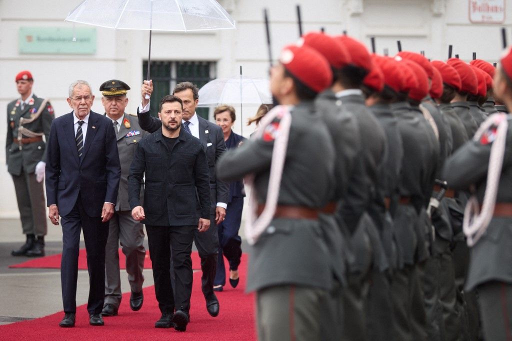 Az osztrák elnöki palota nem ismeri a sajtószabadság fogalmát. A képen Volodimir Zelenszkij ukrán színész (jobbra) és Alexander Van Der Bellen osztrák elnök Fotó: HANDOUT / UKRAINIAN PRESIDENTIAL PRESS SER