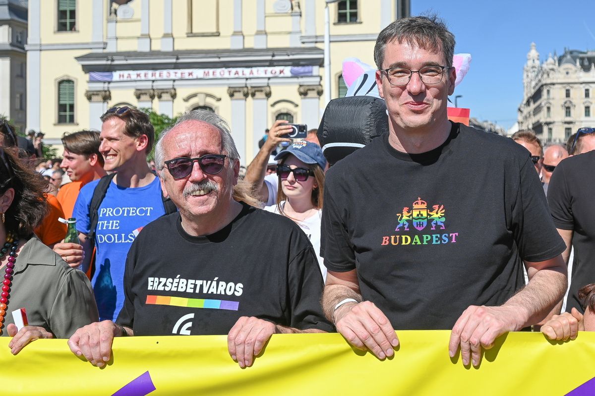 Budapest, 2025. június 28.
Karácsony Gergely főpolgármester és Niedermüller Péter Erzsébetváros polgármestere (j2) a Budapest Büszkeség rendezvényen (eredetileg Budapest Pride felvonulás) az Erzsébet hídon 2025. június 28-án.
MTI/Balogh Zoltán