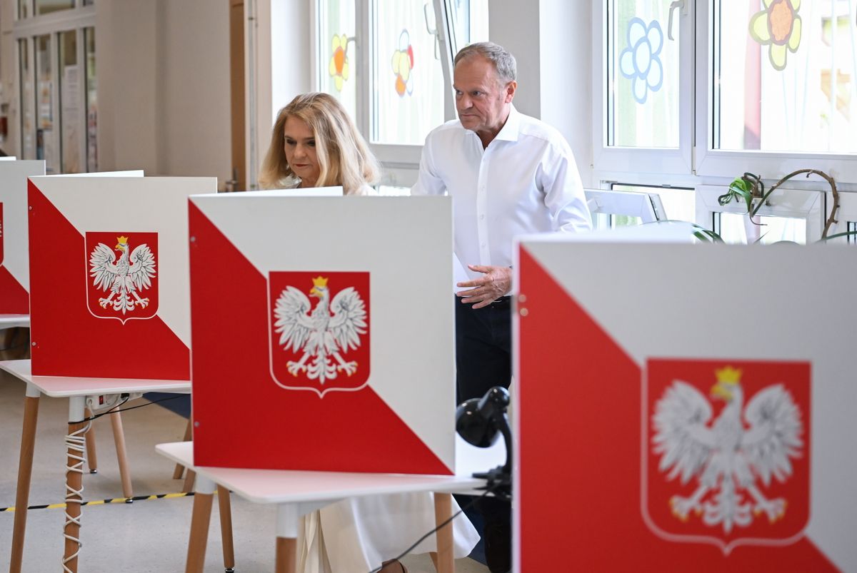 Sopot, 2025. június 1.
Donald Tusk lengyel miniszterelnök (j) és felesége, Malgorzata leadja szavazatát az elnökválasztás második fordulójában egy sopoti szavazóhelyiségben 2025. június elsején.
MTI/EPA/PAP/Adam Warzawa