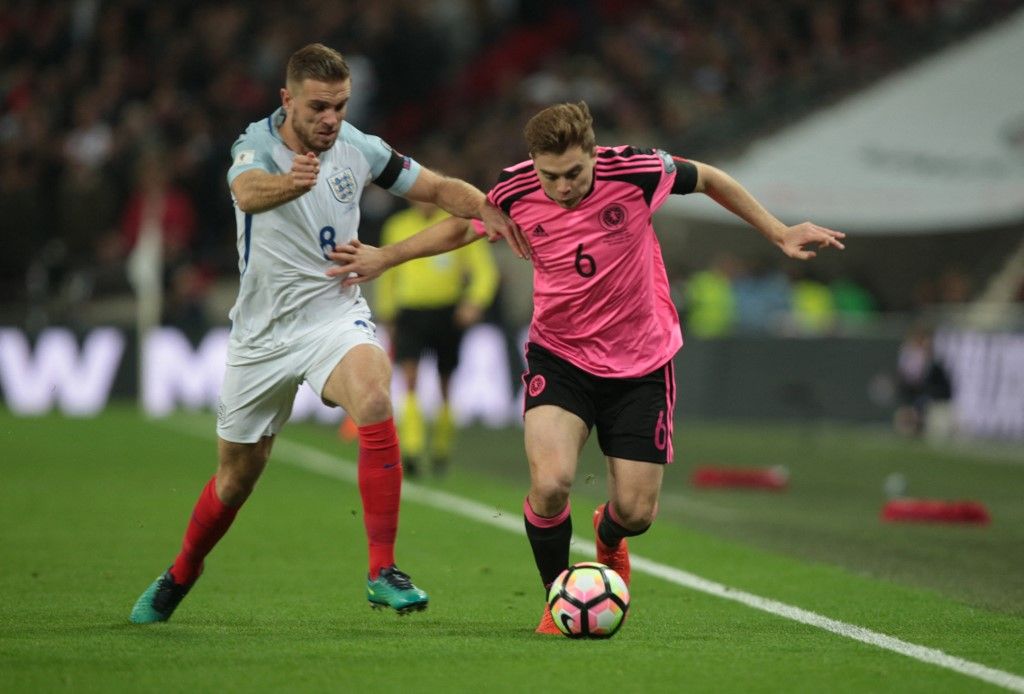 Anglia, Skócia, UFWC, nem hivatalos világbajnok, James Forrest of Scotland holds of England's Jordan Henderson during FIFA World Cup Qualifying - European Region - Group F match between England and Scotland at Wembley stadium 11 Nov 2016 (Photo by Kieran Galvin/NurPhoto) (Photo by Kieran Galvin / NurPhoto via AFP)