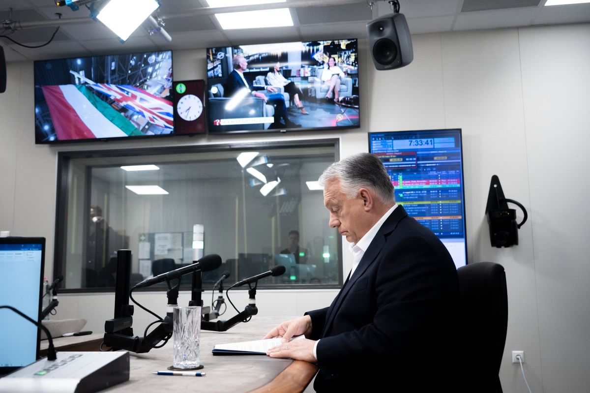Budapest, 2025. május 9.
A Miniszterelnöki Kommunikációs Főosztály által közreadott képen Orbán Viktor miniszterelnök interjút ad a Jó reggelt, Magyarország! című műsorban a Kossuth Rádió stúdiójában 2025. május 9-én.
MTI/Miniszterelnöki Kommunikációs Főosztály/Benko Vivien Cher