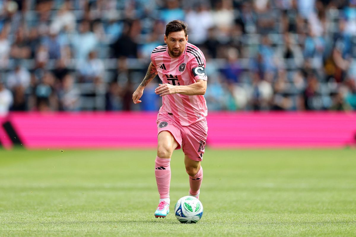 Lionel Messi ST PAUL, MINNESOTA - MAY 10: Lionel Messi #10 of Inter Miami dribbles the ball against Minnesota United in the first half at Allianz Field on May 10, 2025 in St Paul, Minnesota. David Berding/Getty Images/AFP (Photo by David Berding / GETTY IMAGES NORTH AMERICA / Getty Images via AFP)