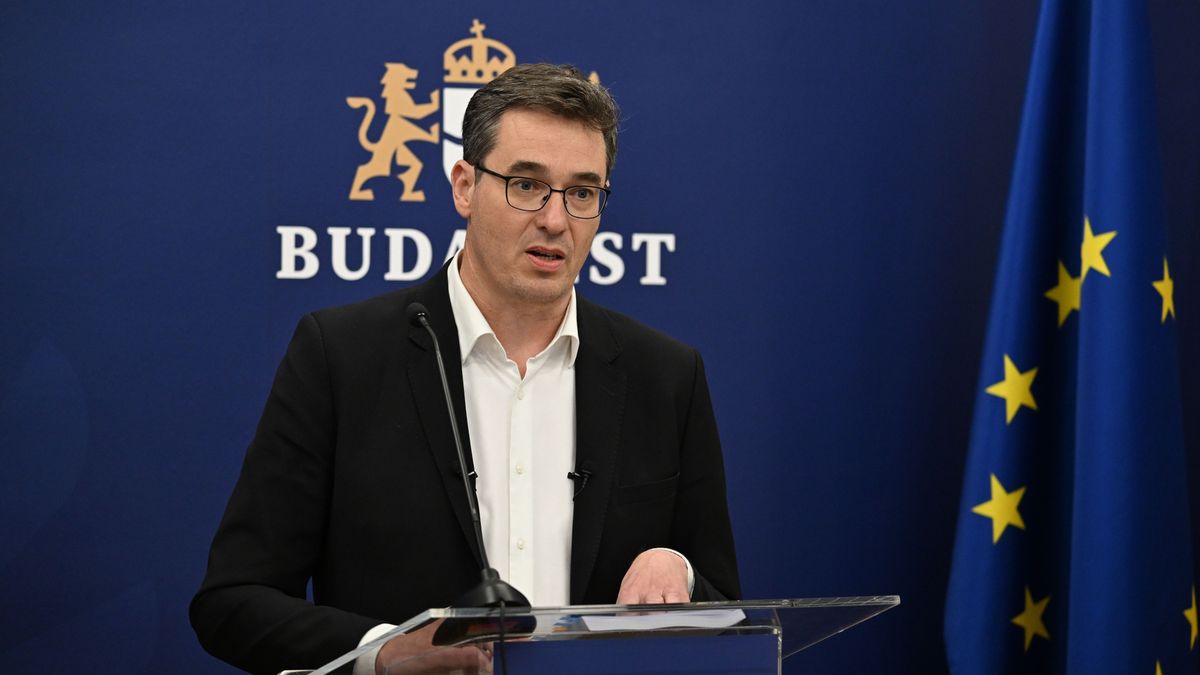 Budapest, 2025. május 29.Karácsony Gergely főpolgármester rendkívüli sajtótájékoztatót tart a Főpolgármesteri Hivatal sajtótermében 2025. május 29-én. A főváros a likviditás megőrzése érdekében leállította a Budapesti Közművek, a Budapesti Közlekedési Központ és a Budapest Dísz- és Közvilágítási Kft. kifizetéseit - jelentette be a főpolgármester, miután a Magyar Államkincstár "törvénytelenül emelt le Budapest folyószámlájáról több mint 10 milliárd forintot".MTI/Illyés Tibor