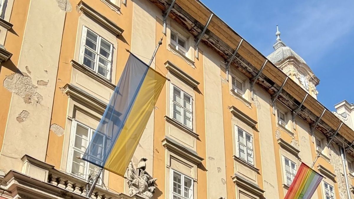 Karácsony Gergely hivatalán a magyarnak nem, de az ukrán zászlónak és a pride-jelképnek jut hely