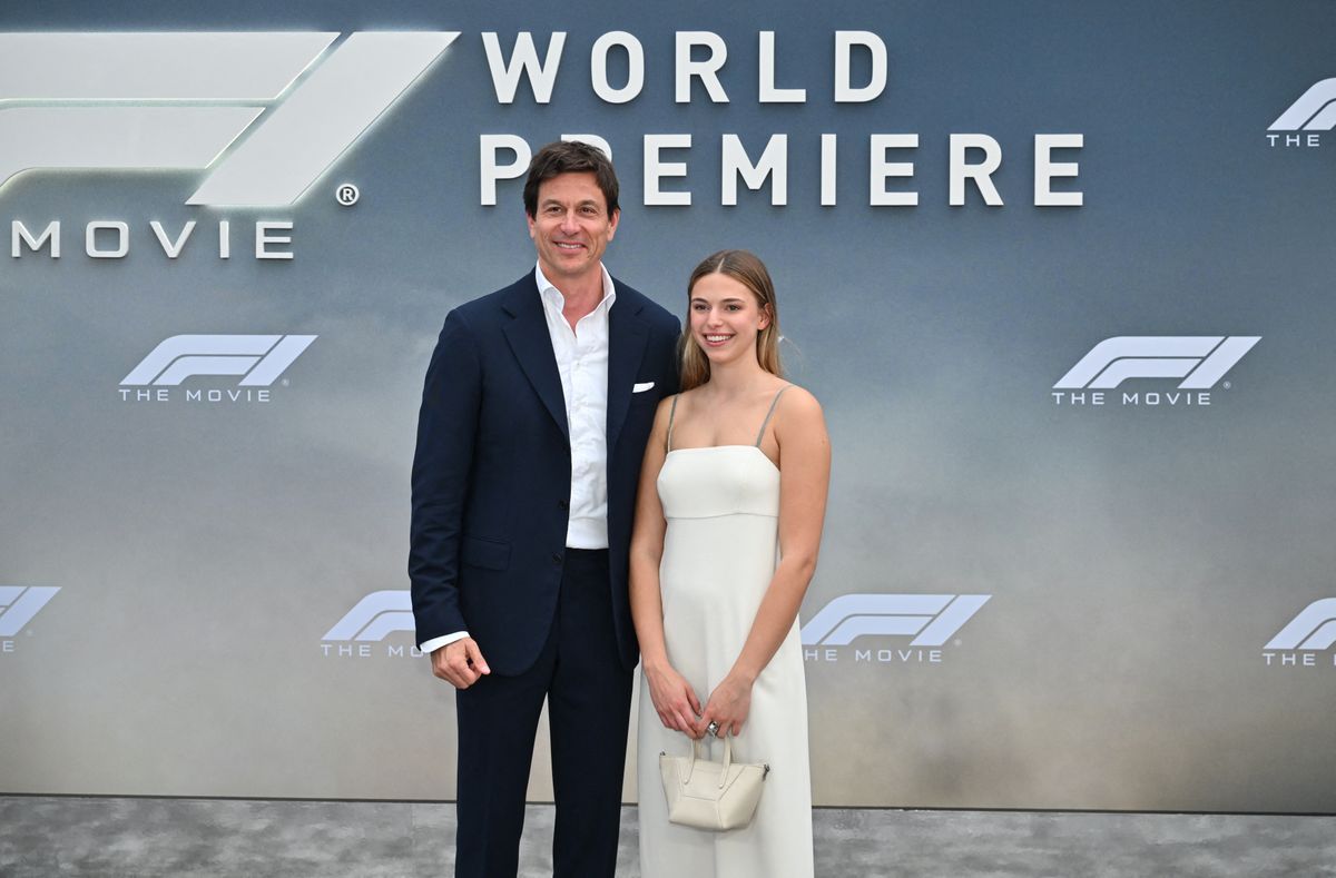 Toto Wolff lányával, Rosával a premieren