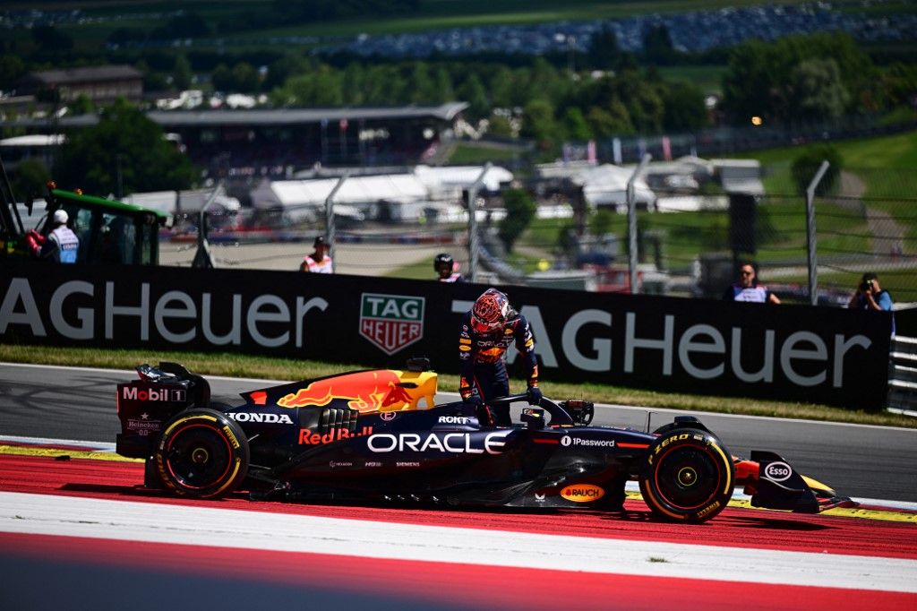 Red Bull, Osztrák Nagydíj, F1, Forma–1, Max Verstappen of Red Bull Racing Honda walks after a crash during the race, the 12th round of the Formula 1 World Championship, in Red Bull Ring, Spielberg, Styria, Austria, on June 29, 2025. (Photo by Andrea Diodato/NurPhoto) (Photo by Andrea Diodato / NurPhoto via AFP)