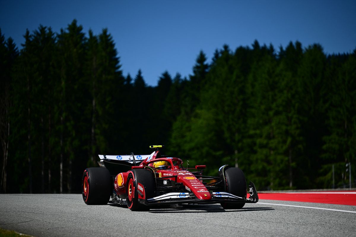 Lewis Hamilton a második sorból indulhat vasárnap