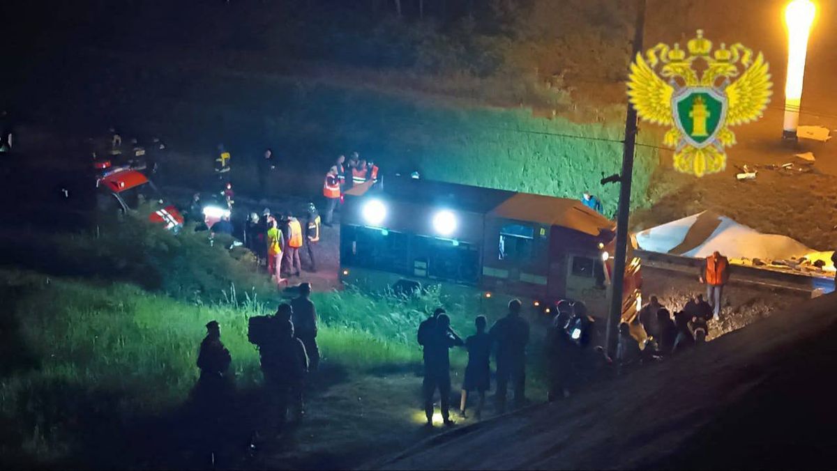 Oroszország nyugati részén ráomlott egy híd egy személyvonatra