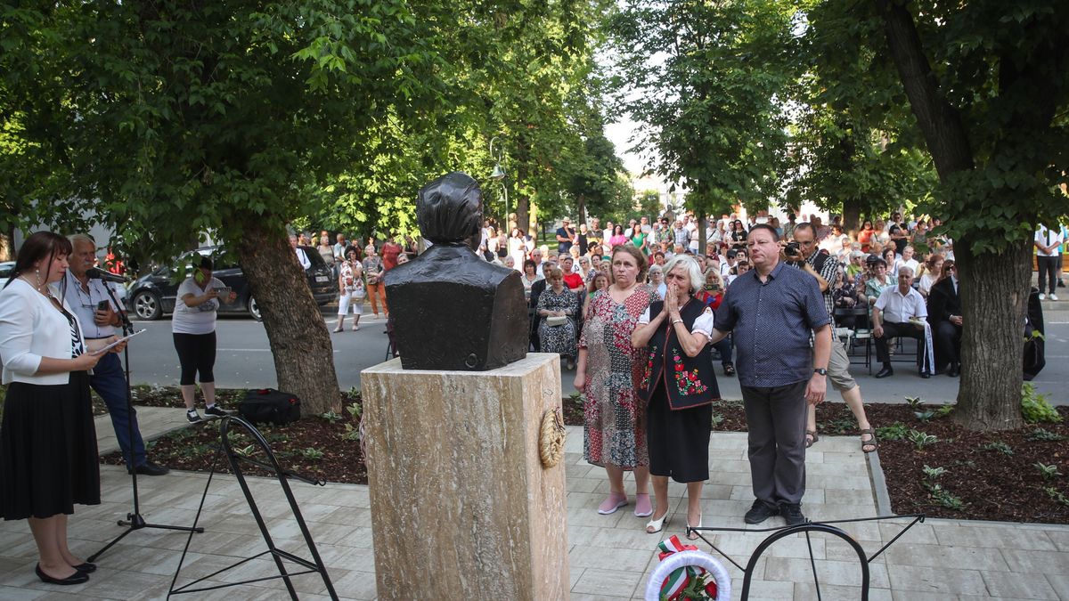Dánielisz Endre szobrát avatták fel Nagyszalontán