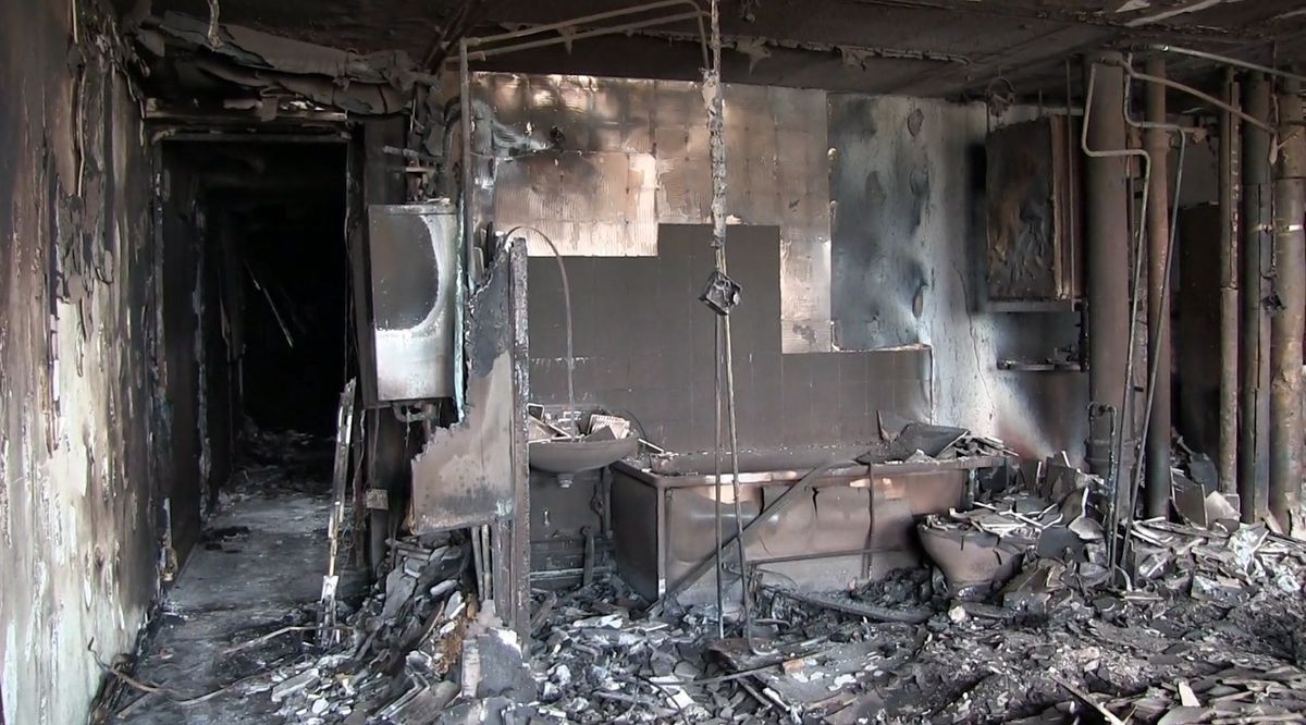 London, 2017. június 19.
A londoni rendõrség által 2017. június 19-én közreadott kép egy megsemmisült lakásról a nyugat-londoni Grenfell Tower toronyház kiégett épületében 2017. június 18-án, négy nappal a huszonnégy emeletes lakóházban kitört tûzvész után. A hatóságok tájékoztatása szerint legalább ötvennyolct ember vesztette életét a június 14-i katasztrófában, de ez a szám emelkedhet, mivel még mindig vannak holttestek az épületben. (MTI/EPA/Londoni rendõrség)