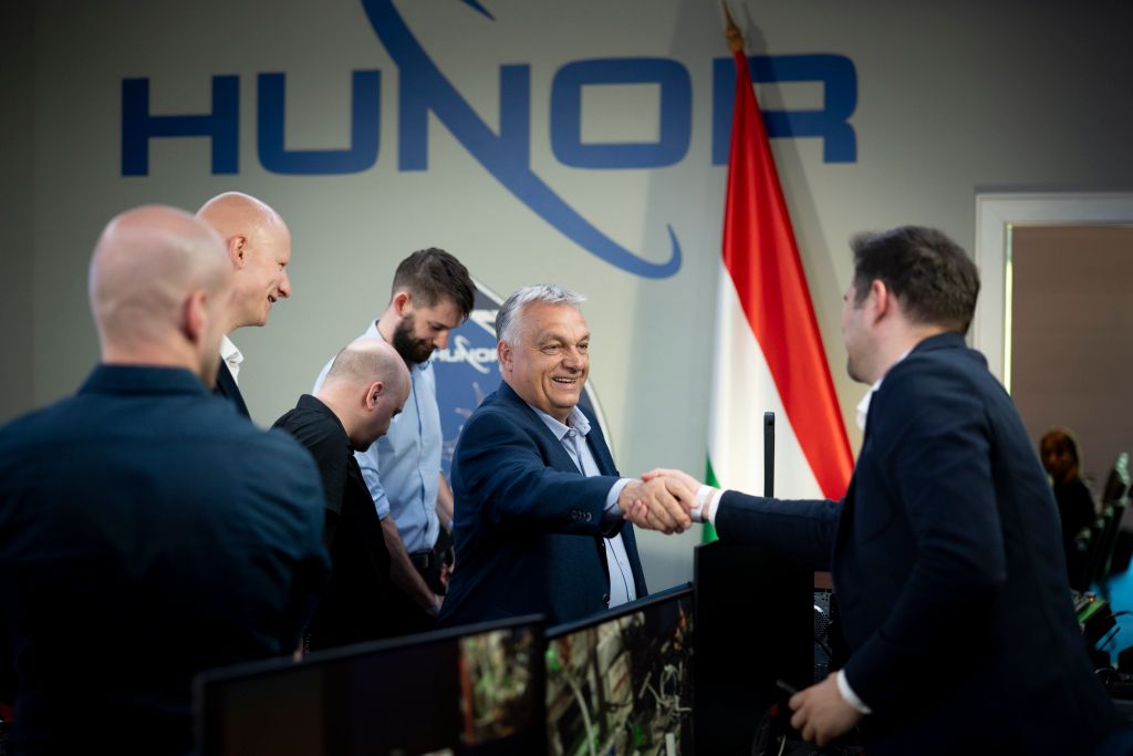 Orbán Viktor az Axiom-4 küldetésben részt vevő Kapu Tibor magyar űrhajóssal beszélgetett