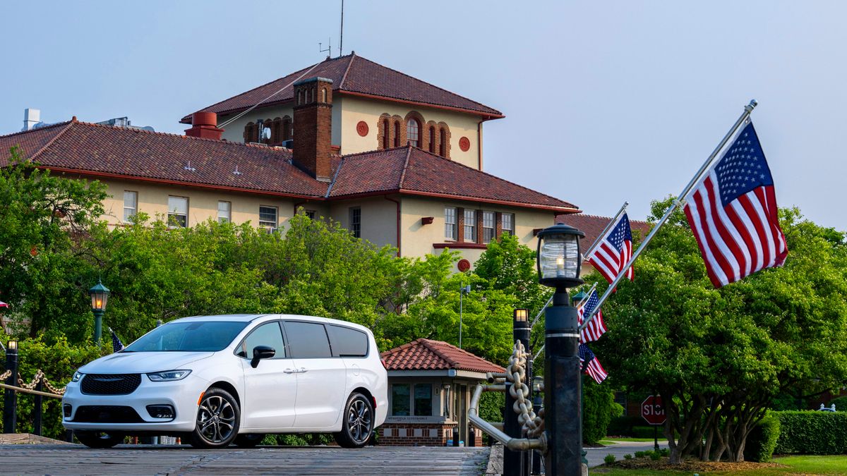 Még jelvényre se tellett, matricával emlékeznek a Chrysler márka 100 éves fennállására